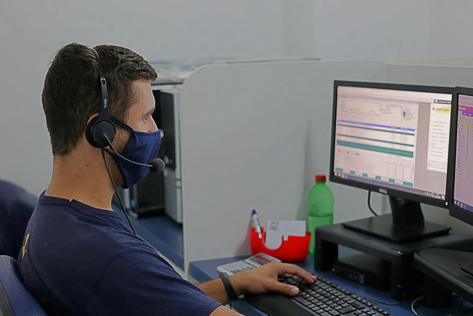 Atendente da Prometal EPIs com headset em central de atendimento, pronto para responder o cliente