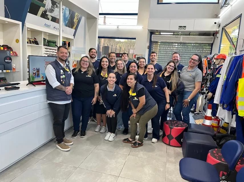 Time Prometal EPIs reunido na loja, equipe uniformizada pronta para o atendimento