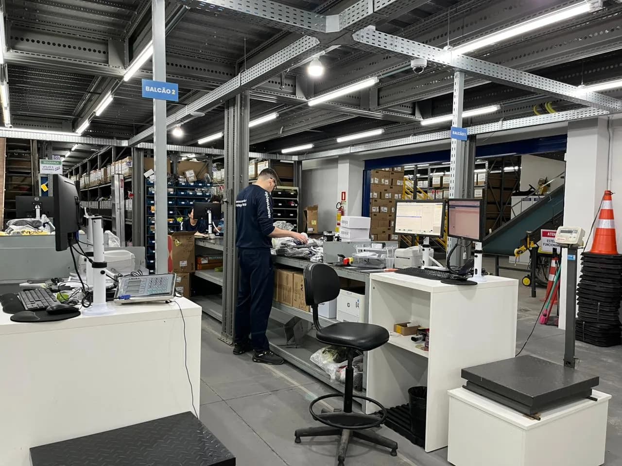 Balcões de conferência do centro de distribuição da Prometal EPIs com pedidos sendo preparados