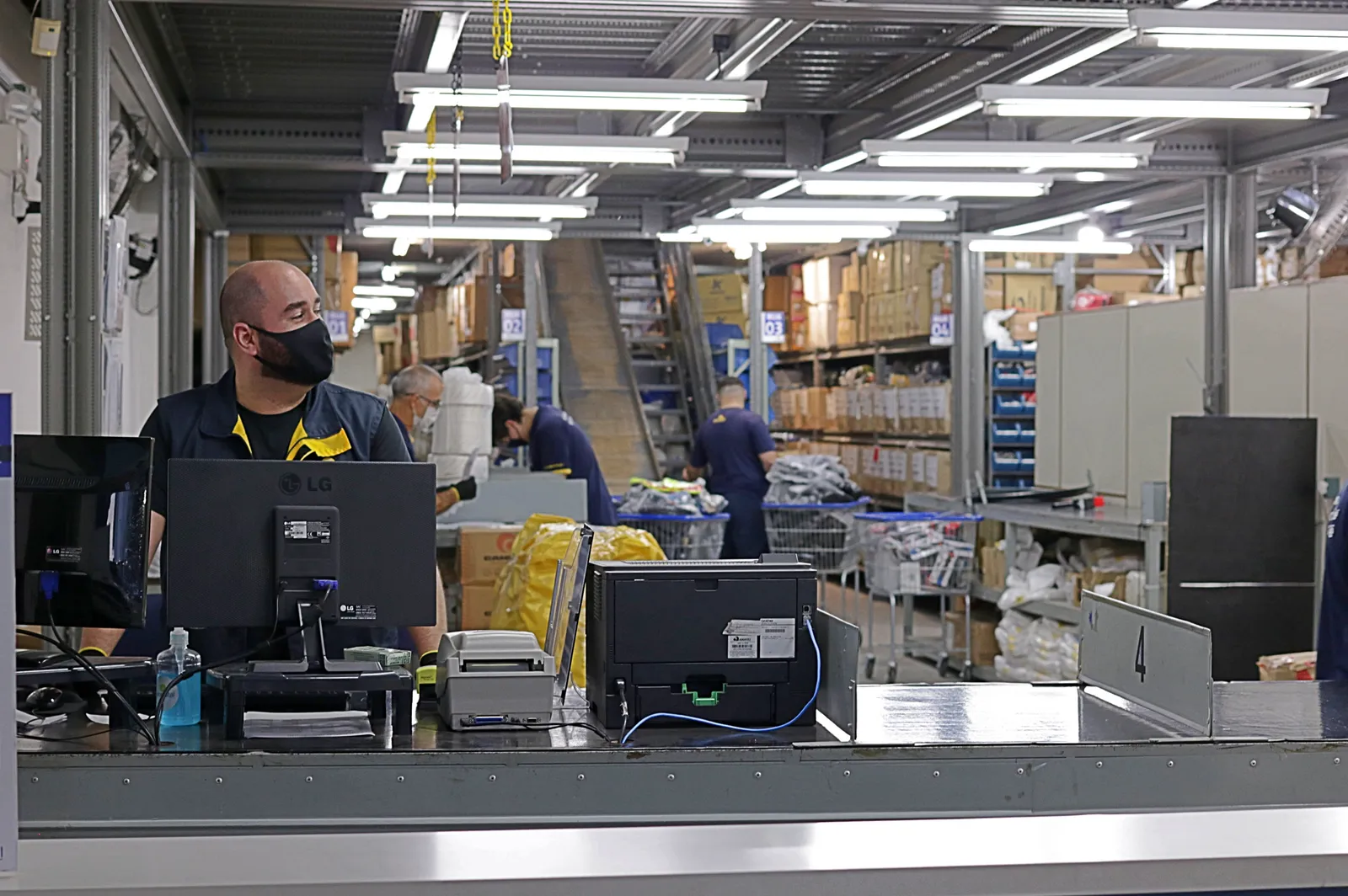 Centro de distribuição da Prometal EPIs em operação de expedição