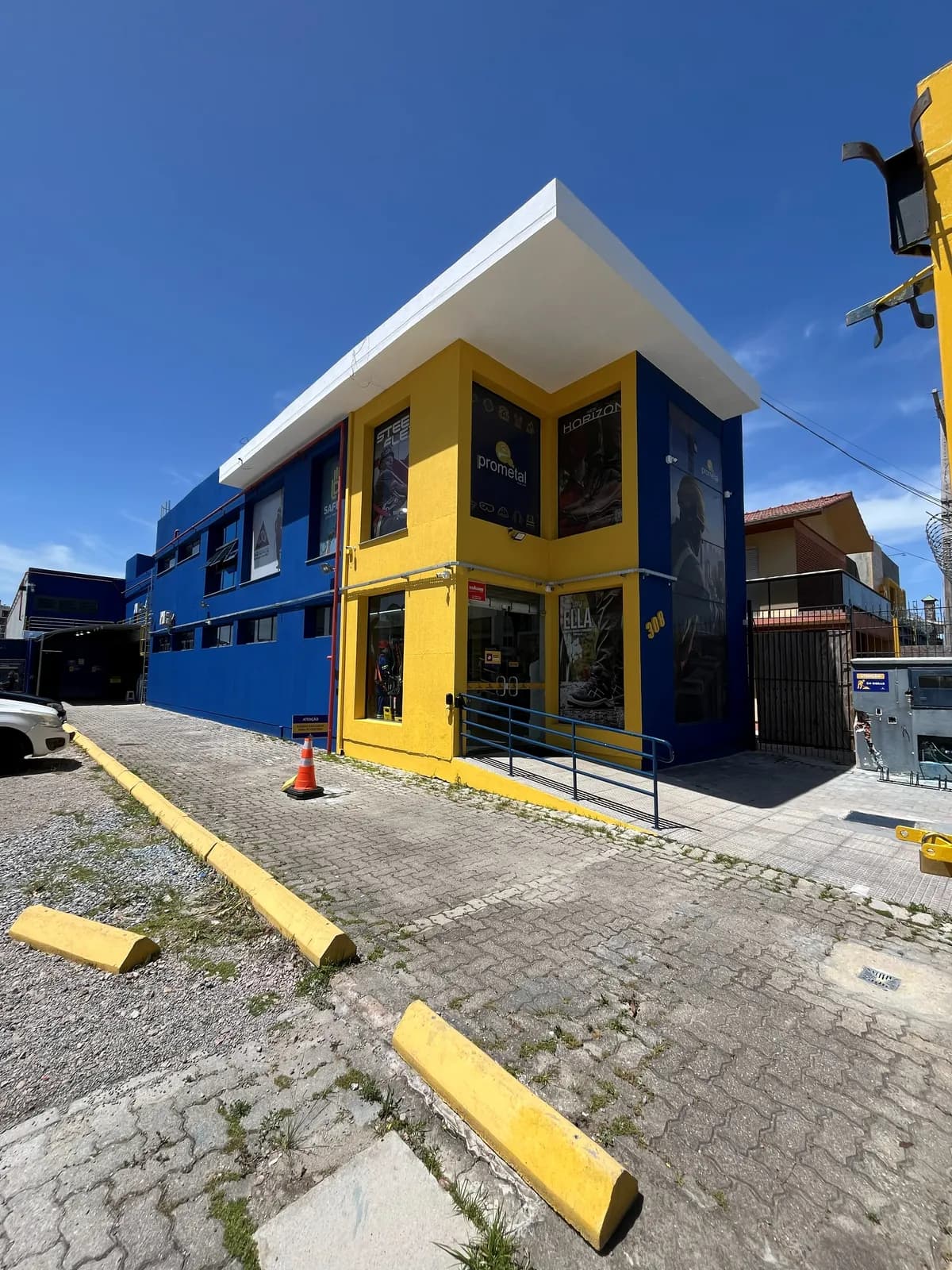 Fachada azul e amarela da loja Prometal EPIs