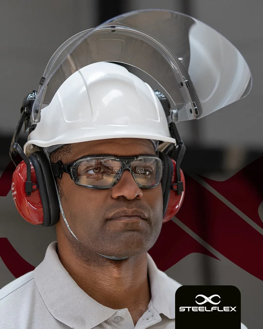 Trabalhador com capacete de segurança branco, protetor facial e abafador Steelflex