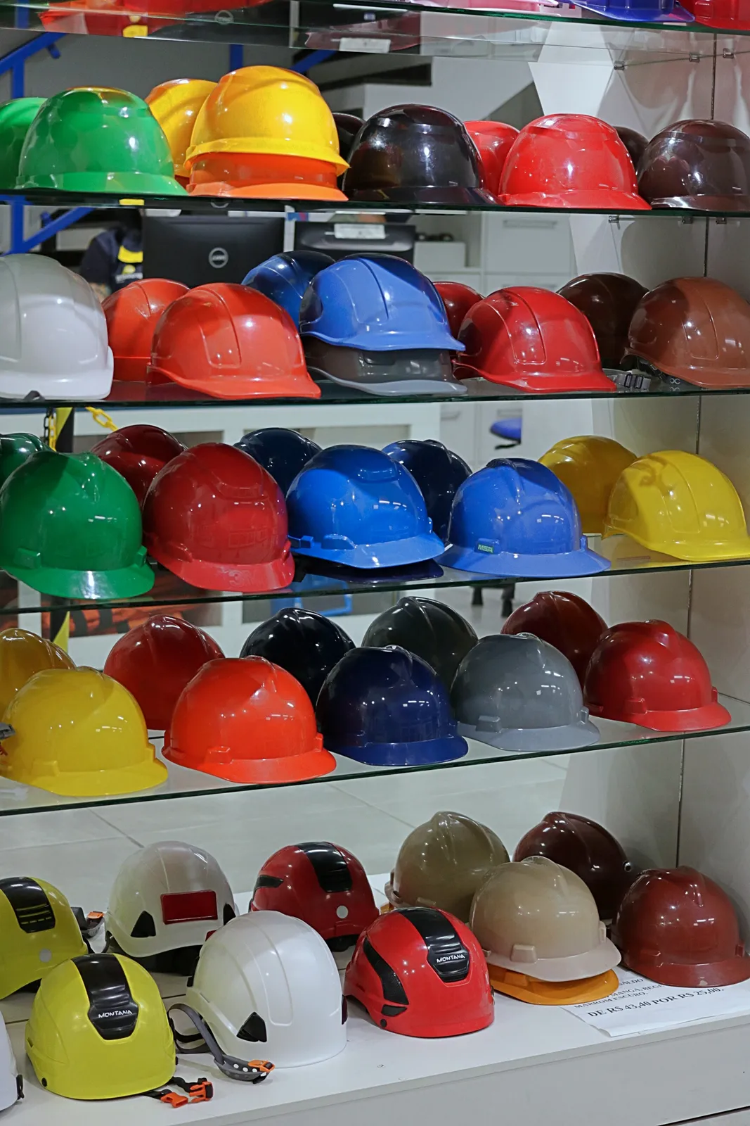 Parede com capacetes de segurança de várias marcas na loja da Prometal EPIs